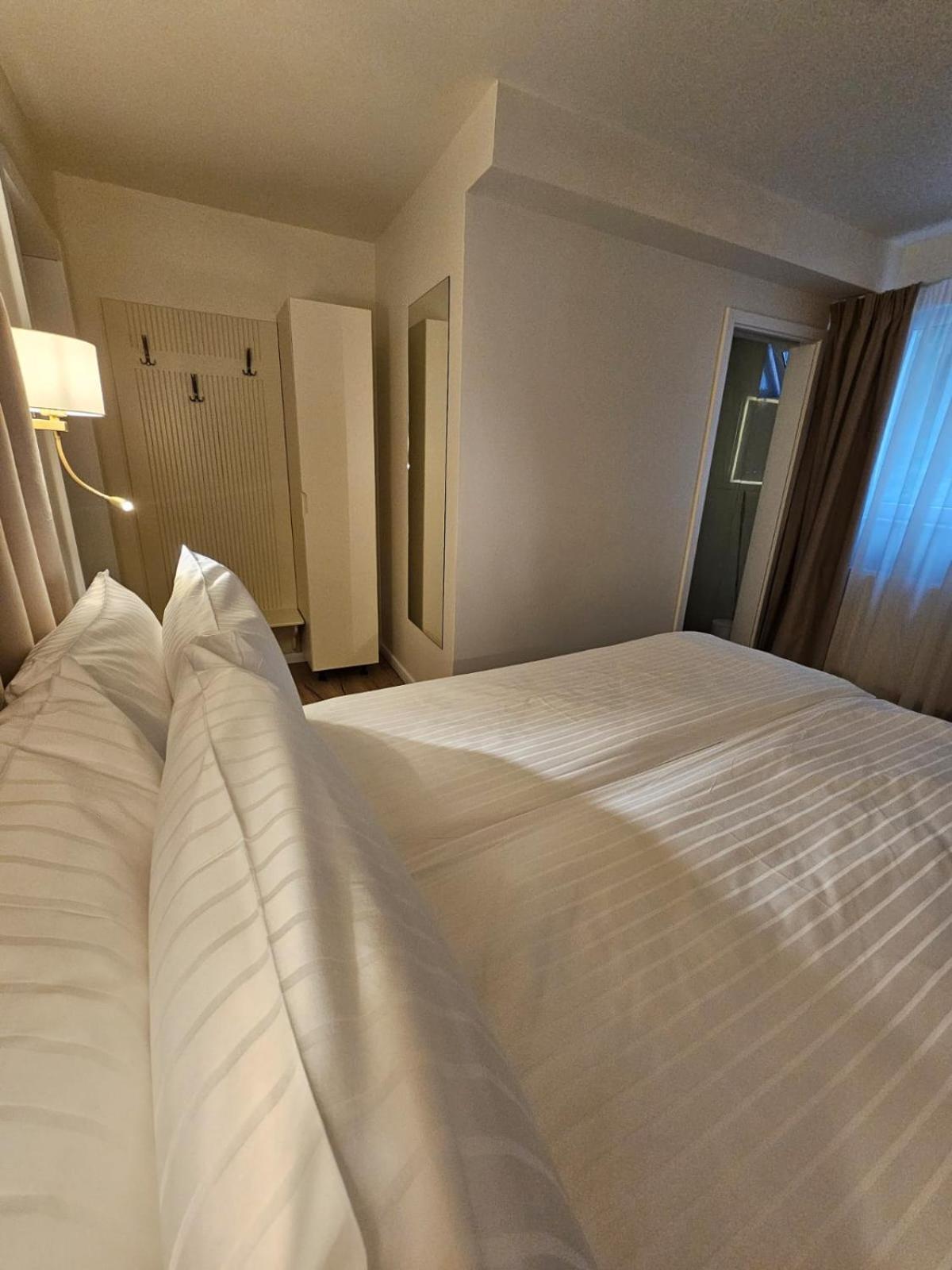 Hotel Queen Ramnicu Valcea Exterior photo